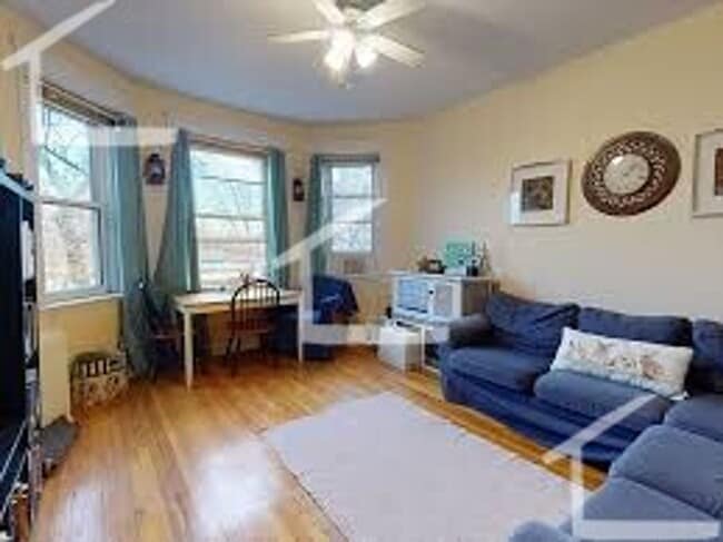Building Photo - 2Br/1Bth, Great location! Walk to Whole Foods, on Green Line, H/HW included!