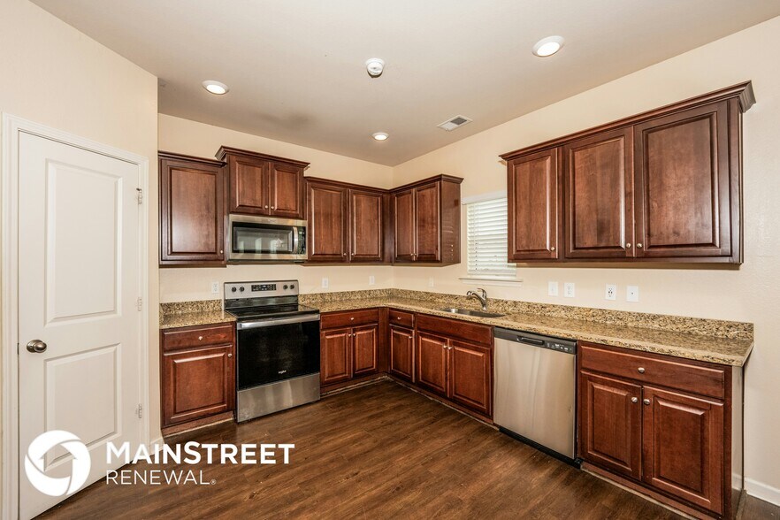 Building Photo - 555 Clover Cir