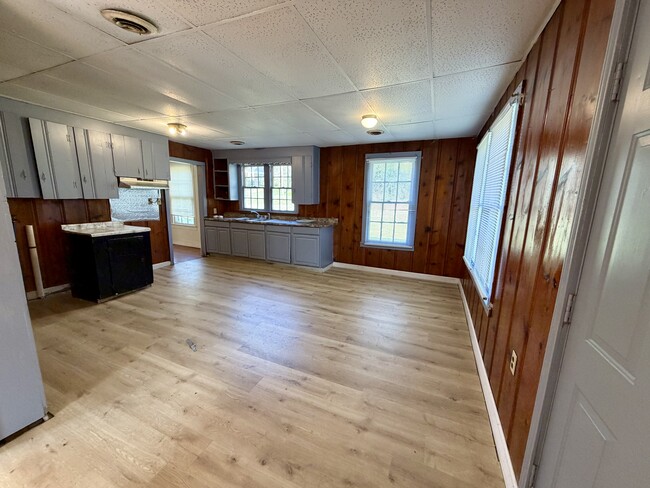 Building Photo - 1401 12th Ave N