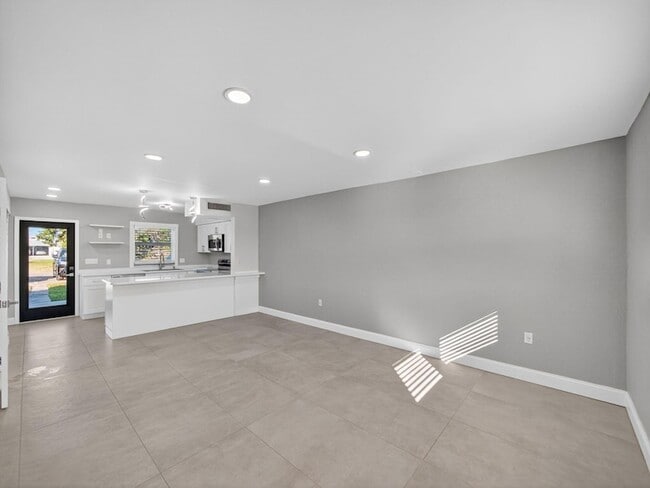 Building Photo - 1002 Shorewinds Dr