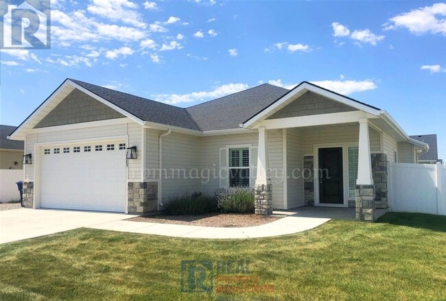 Building Photo - Beautiful 3 bedroom, 2 bath Available 7/8/...