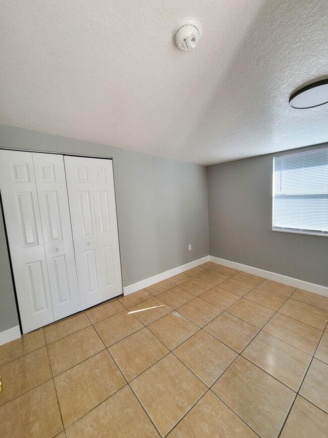 Building Photo - 1000 E Magnolia Ave