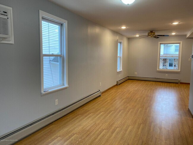 Building Photo - 116 E Elm St