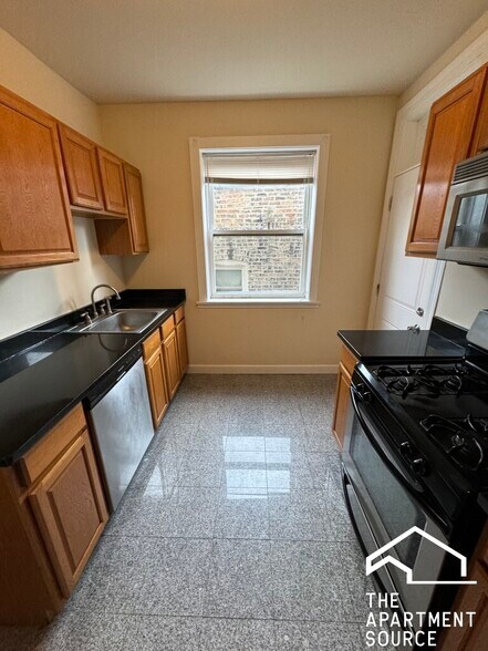 Building Photo - 2440 N Hamlin Ave