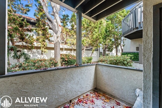 Building Photo - Beautifully Renovated 2-Bed, 2-Bath Home in a Gated Community!