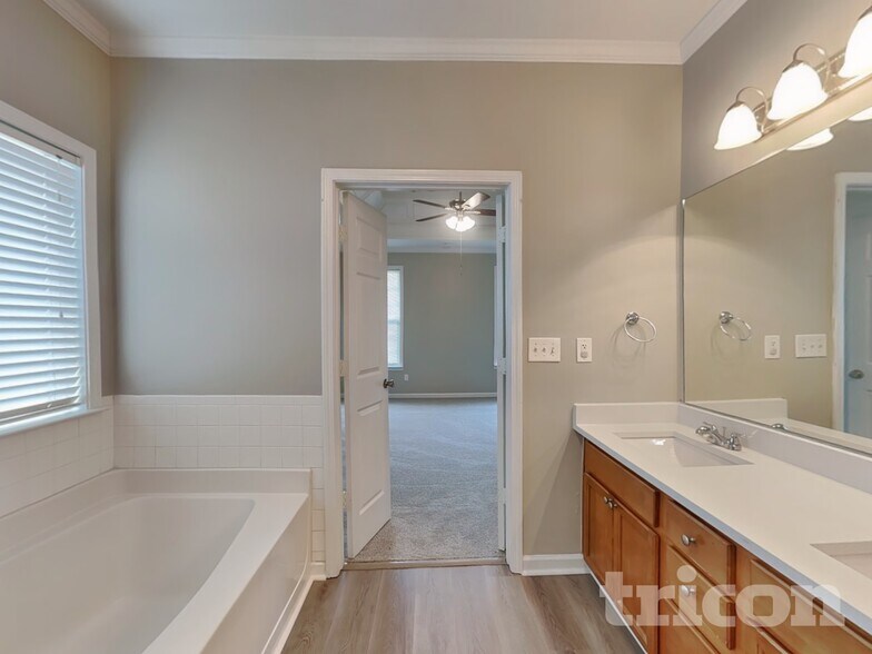 Building Photo - 2313 Temple View Dr