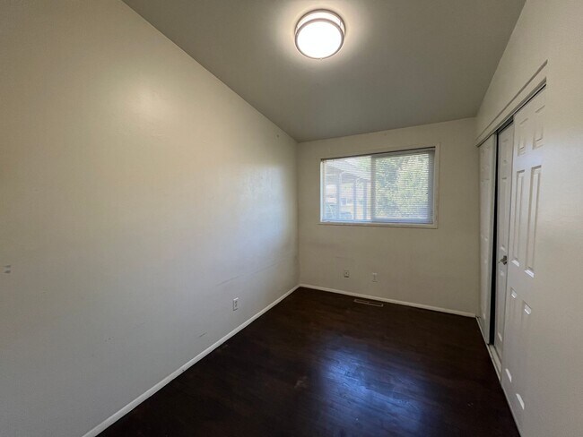 Building Photo - Three Bedroom House