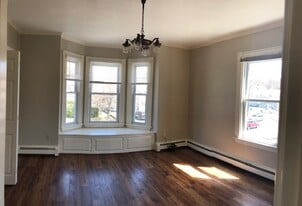 Building Photo - 322 Main St