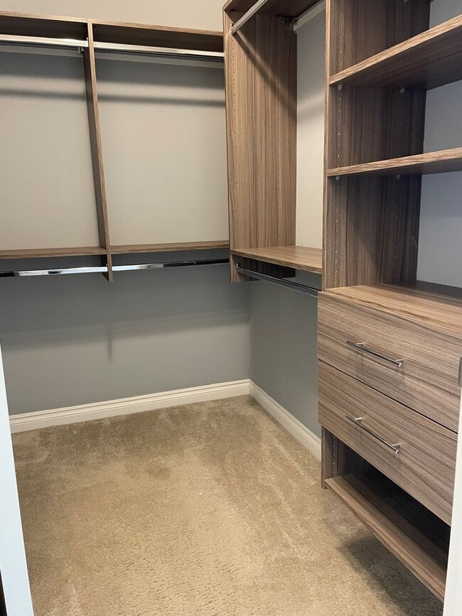 Building Photo - Shelby Township, 2-Bedroom, 2- Baths, Private Balcony with att. Garage