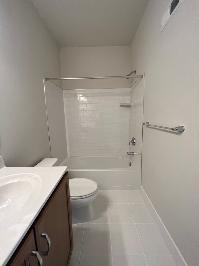 Building Photo - Gorgeous 3BD/2.5BA Waterfront Townhome!