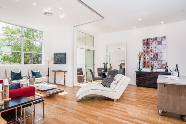 Building Photo - 5935 W Parkcrest Pl