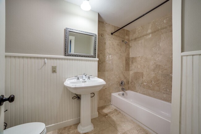 Building Photo - CASTLE HILLS FAMILY HOME