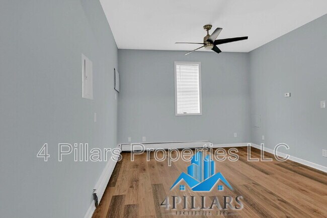 Building Photo - 803 E Chicago Ave