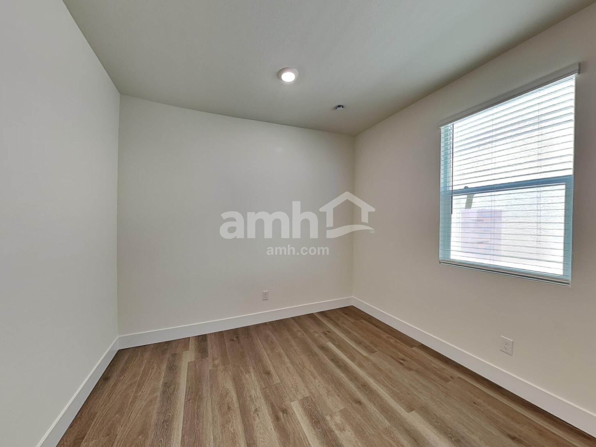 Building Photo - 5863 Vaes Dothrak St
