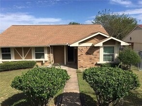 Building Photo - 2422 High Hollow Dr