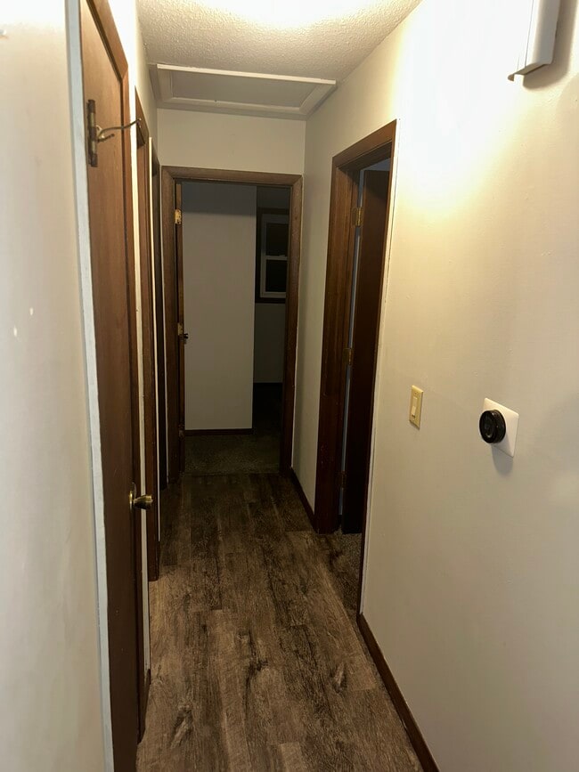 Building Photo - 1765 Valley Dr