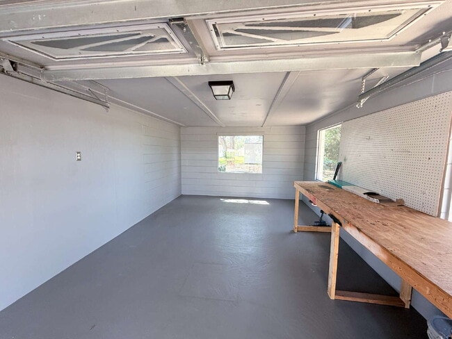 Building Photo - 3-Bedroom and 2-Bathroom with 1 Car Garage