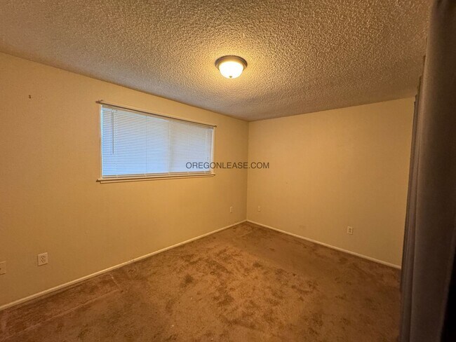 Building Photo - 2 bedroom West Eugene Duplex