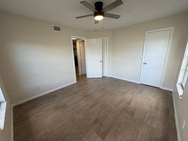 Building Photo - ANNUAL RENTAL - 2ND FLOOR 1 BED PLUS DEN/1 BATH CONDO IN GRANADA LAKES!