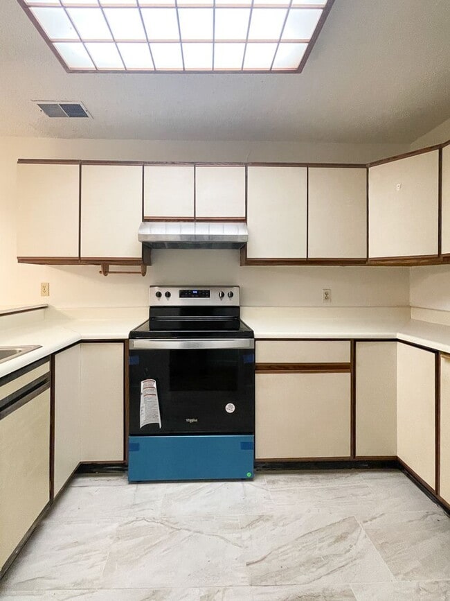 Building Photo - Cozy Two Bedroom Townhouse