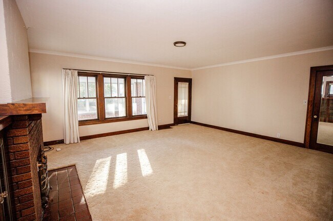 Building Photo - 1452 Rollins Rd