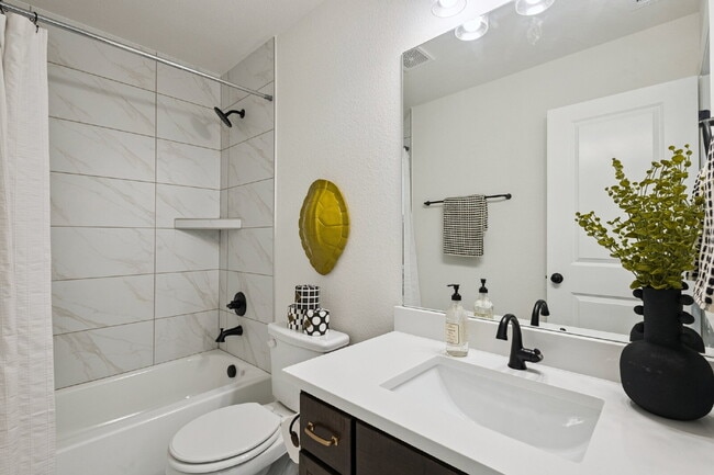 Building Photo - Fully Furnished 4 Bedroom