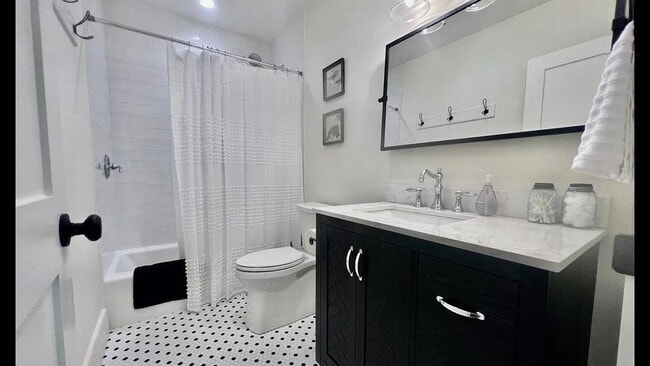 Building Photo - Low Country Cottage located in the Heart o...