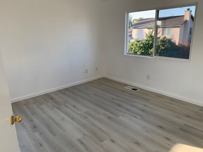 Building Photo - Full remodeled 4 bedroom 3 Bathroom home