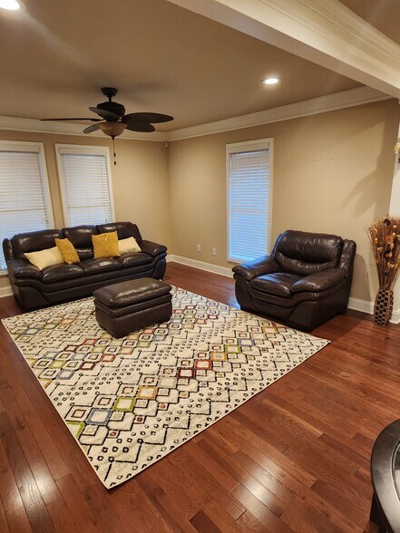 Living room - 175 Rhodesia Ave SE