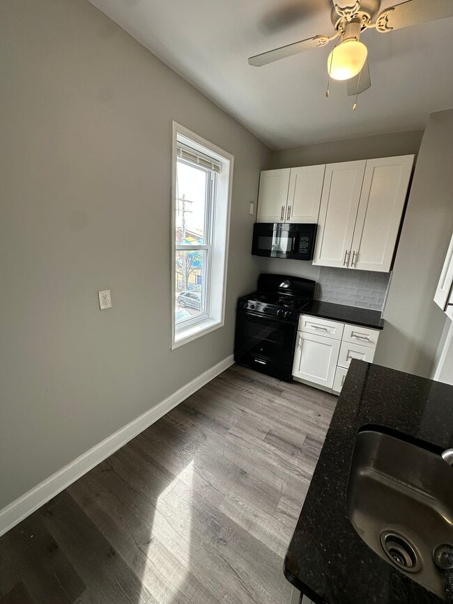 Building Photo - 725 S 56th St