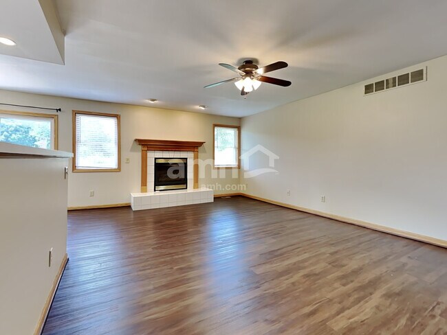 Building Photo - 71 Thornhill Dr