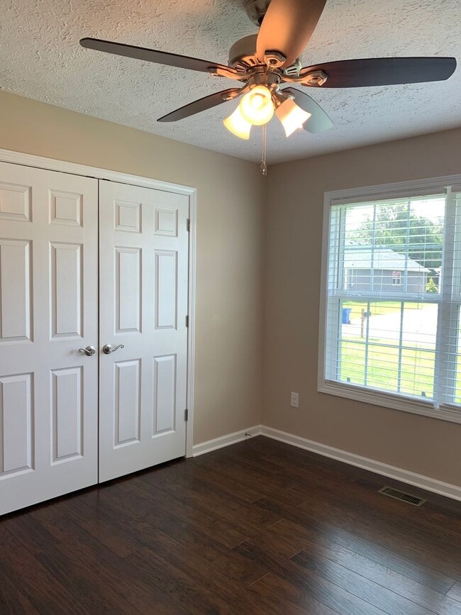 Building Photo - 3 Bedroom, 2 Bath Home Located in Manchester