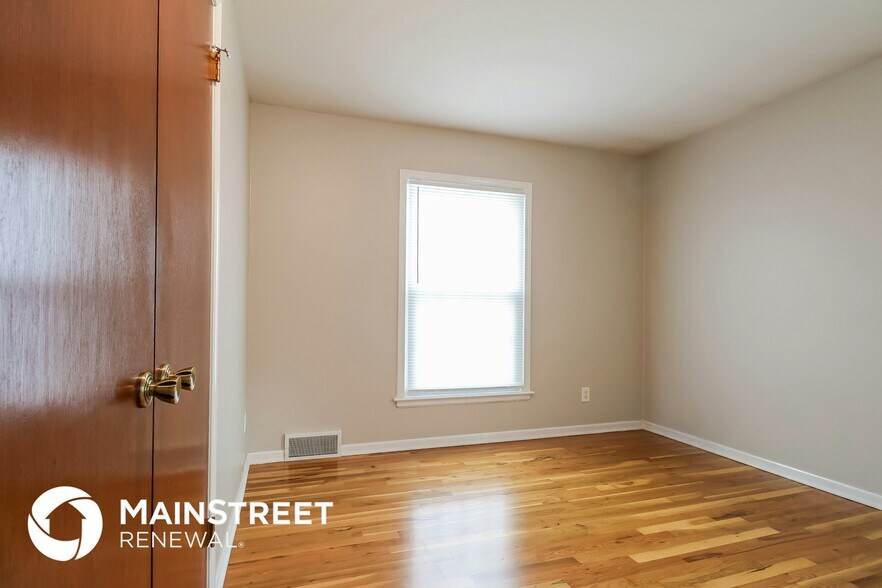 Building Photo - 6828 N Overland Dr