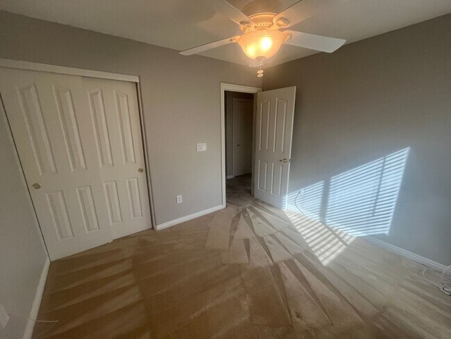 Building Photo - 3 Bedroom Townhome - Centennial Hills