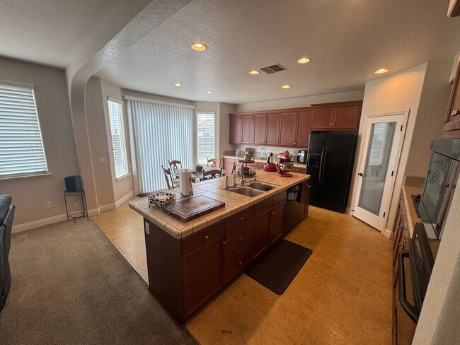 Building Photo - 5 Bed / 3.5 Bath | Elk Grove Single Family...