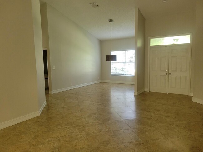 Building Photo - 715 Birdie Ct