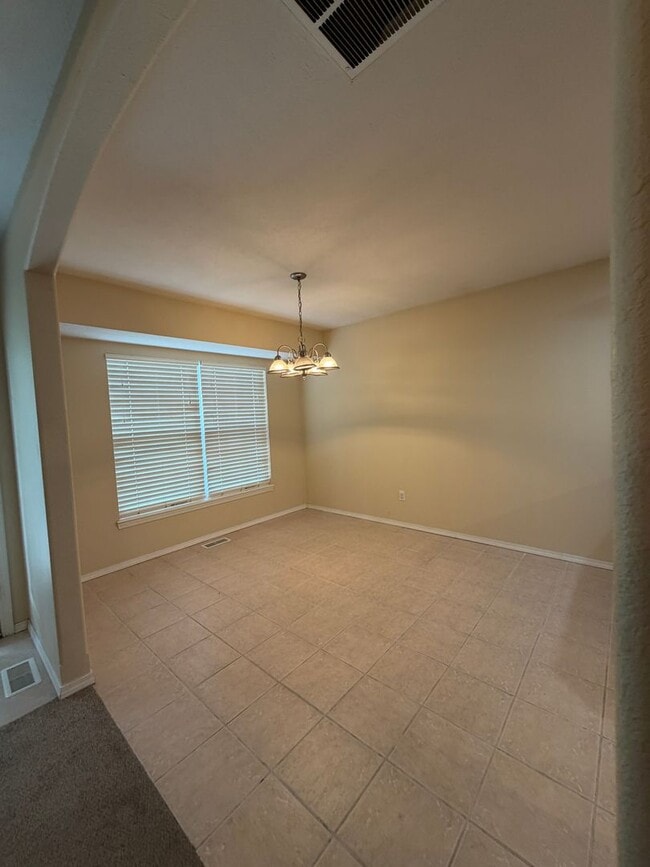 Building Photo - 985 W Linwood Ave