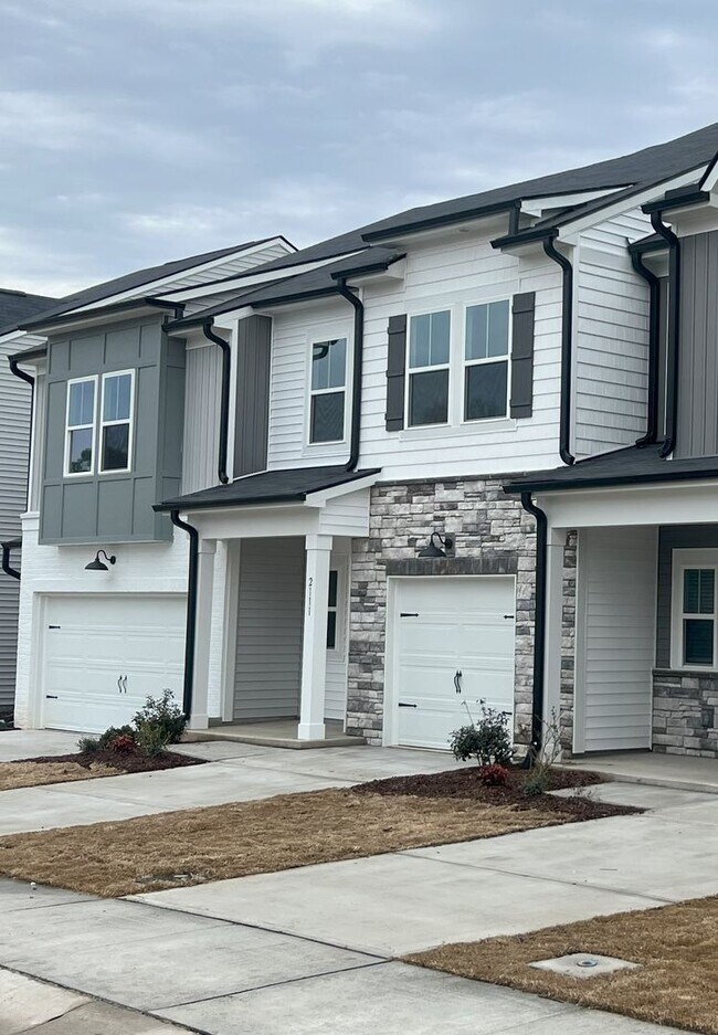 Building Photo - Bright & Modern 3-Bedroom Townhome in a Prime Triangle Location!