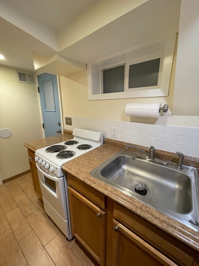 Building Photo - Charming 1928 Row Home for Rent with Modern Amenities — 2 Bedroom 2 Full Bath w/ 2 Half Baths, 2 ...