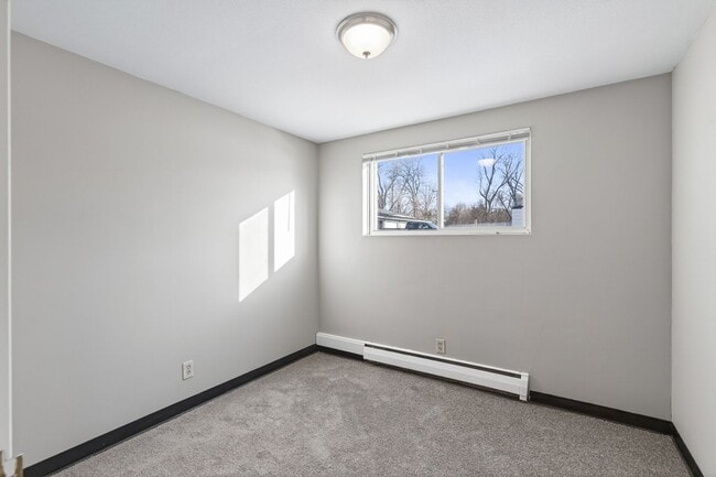 Building Photo - Spacious 2BR/1Bath Available Now!