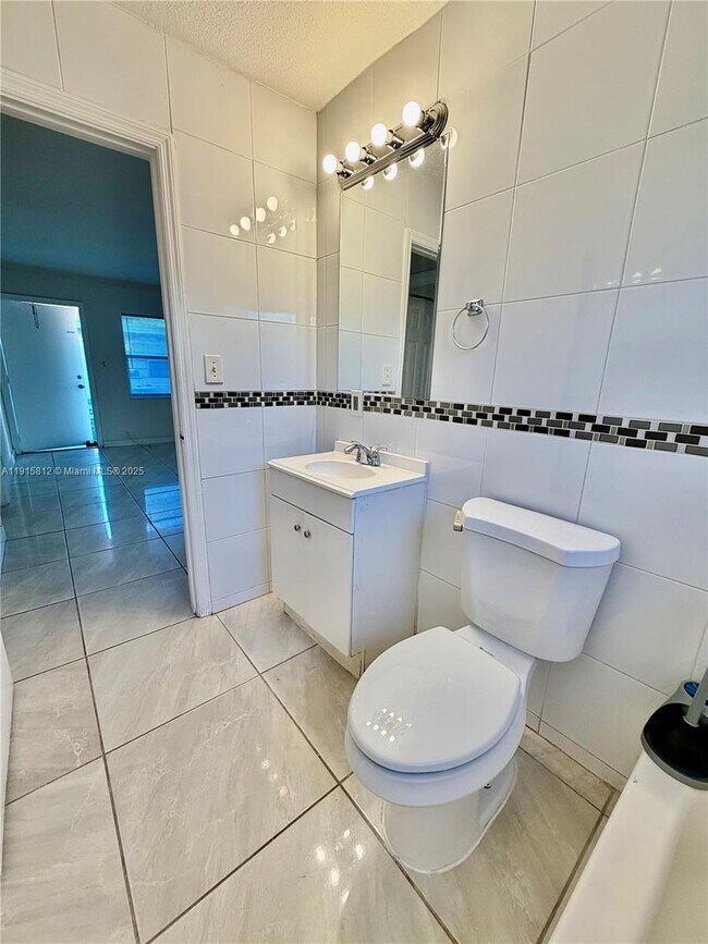 Building Photo - 2571 NW 13th Ct