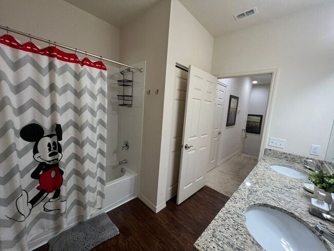 Building Photo - 8932 Shine Dr