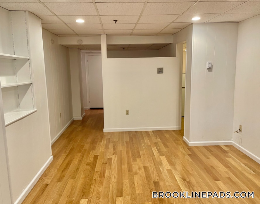 Building Photo - 1077 Beacon St