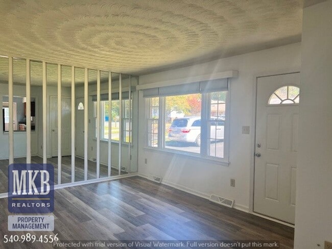 Building Photo - 4 Bedroom 2 Bath in Monterey Neighborhood