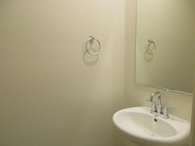 Building Photo - 422 Canary Song Dr