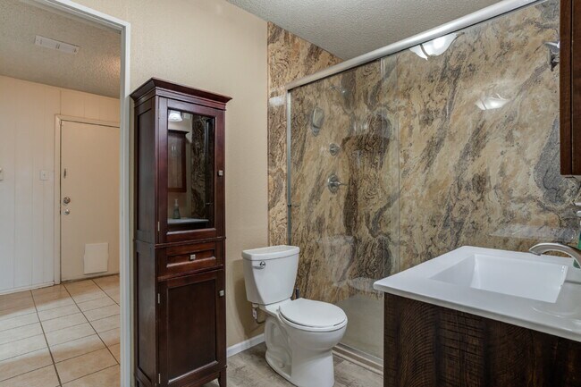 Building Photo - 4 Bed 3 Bath Pre-lease in Central Lubbock!!!