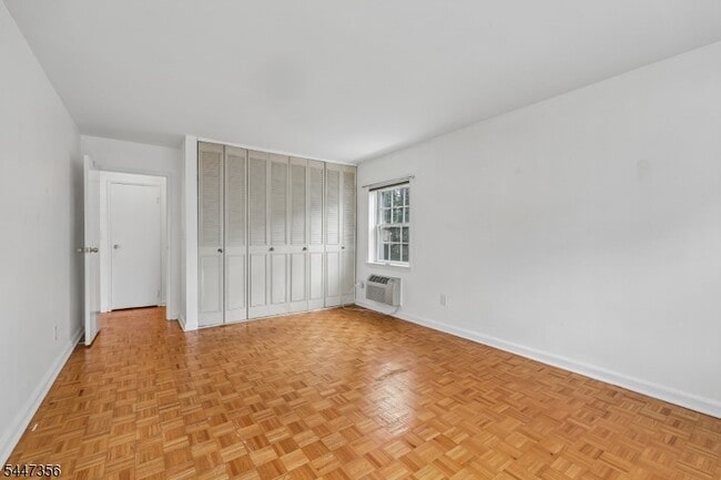Building Photo - 135 S Maple Ave