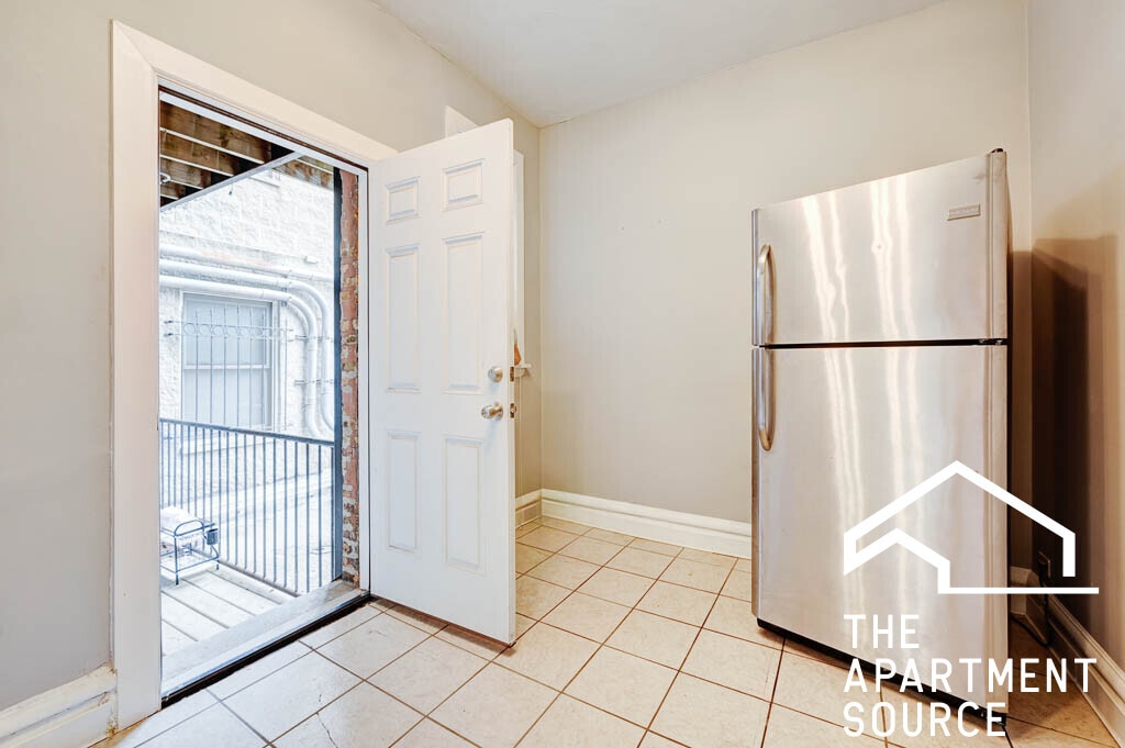 Building Photo - 907 W Belmont Ave