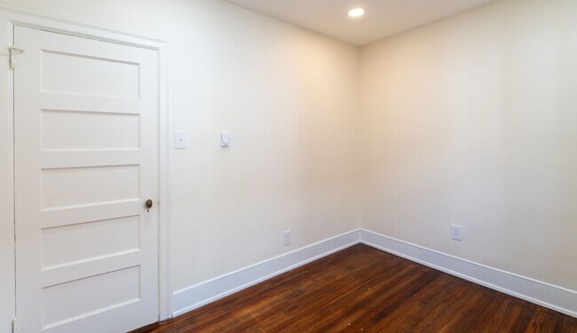 Building Photo - 5003 Pine St