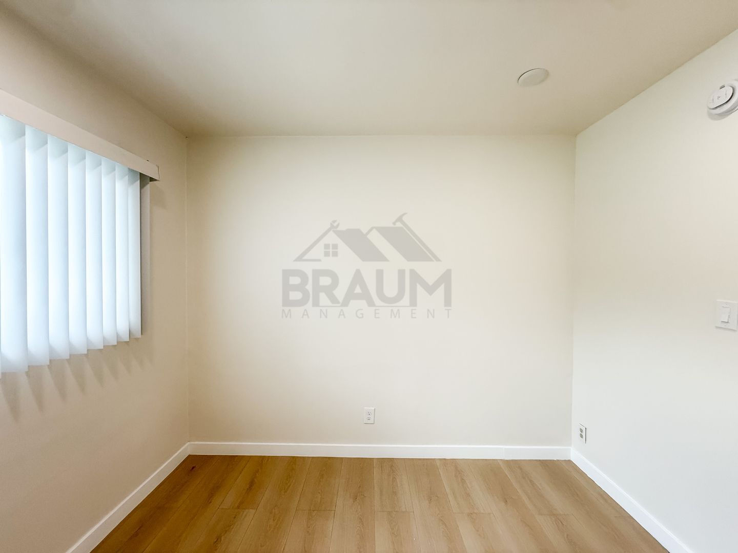 Building Photo - 13129 Oxnard St